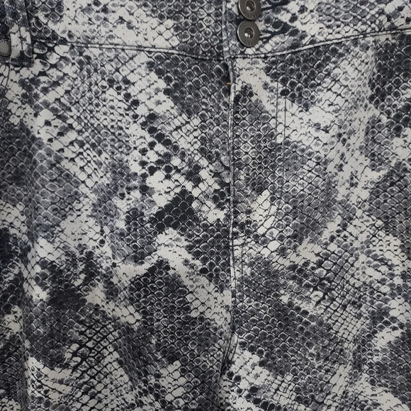 Torrid Jegging - Super Stretch Grey Snakeskin Print in Size 28R - Picture 4 of 16